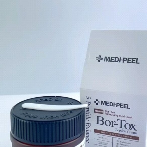Medi-Peel Bor-Tox Peptide Cream
Лифтинг-крем для лица
ціна 599 грн
Крем оказывает действие подобное ботоксу, он снимает мышечные зажимы и расслабляет, что позволяет эффективно разгладить морщинки и заломы на коже. Но, в отличие от инъекционной методики, крем не влияет на мимику, подвижность лица сохраняется. Подходит для всех типов, рекомендован с 30 лет.
Основные ингредиенты и их действие:
VOLUFILINE (Вольюфилин) – активное вещество растительного происхождения, получаемое из экстракта растения Gardenia Asiatica, произрастающего в Азии. Стимулирует образование липидов, повышая плотность кожных покровов, устраняя проявления птоза и нивелируя морщины.
Гиалуроновая кислота представлена в форме, которая глубоко проникает в ткани, борясь с обезвоживанием, борясь с преждевременным старением.
Пептиды пяти видов стимулируют естественные процесс обновления клеток, оказывая глубокое антивозрастное воздействие. Нормализуют выработку белков, необходимых для сохранения упругости и плотности кожи.
Церамиды повышают защитные функции, предохраняя от повреждений и испарения влаги.
Коллаген гидролизованный благоприятно действует на эпидермис, восстанавливая структуру изнутри, разглаживает.
Масла жожоба и макадамии питают, насыщают клетки витаминами, устраняют раздражение и сухость.
Сквален ускоряет регенерацию, успокаивает раздраженную кожу.
Бифидо- и лактобактерии поддерживают нормальную микрофлору, борются с избыточной пигментацией, мягко удаляют ороговевшие клетки.
Обладает мягкой текстурой, напоминающей взбитые сливки. Мгновенно тает при соприкосновении с кожей и быстро впитывается.
Эффект
Легко распределяется по коже, наполняя клетки влагой и стимулируя процессы омоложения. При регулярном применении кожа выглядит более свежей, обновленной подтянутой. Морщинки становятся менее выраженными, а мелкие исчезают совсем. Кожа становится мягкой, бархатистой, пигментные пятна осветляются